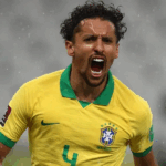 Foto ultrarrealista de Marquinhos, zagueiro do Brasil, com expressão determinada e foco no jogo contra a Argentina.