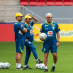 Neymar driblando defensor argentino em jogo decisivo sob olhar atento da torcida.