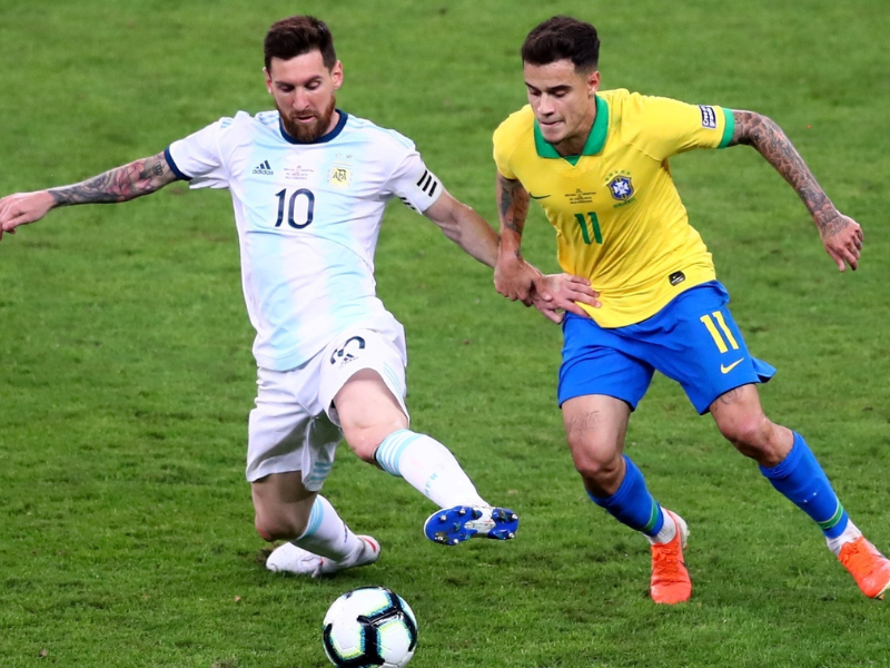 Lionel Messi entrando em campo no Maracanã durante o jogo Brasil x Argentina em 2023.