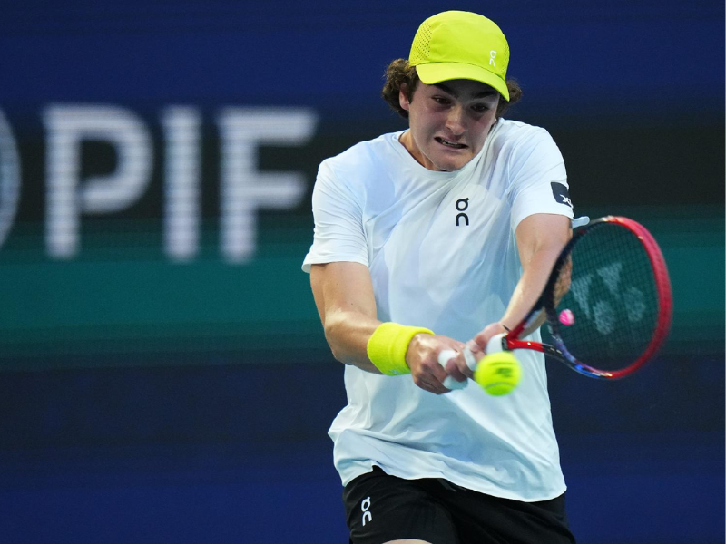 João Fonseca jogando tênis no Masters de Miami, mostrando determinação e foco.