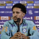 Marquinhos com uniforme da seleção, expressão de frustração, túnel de acesso.