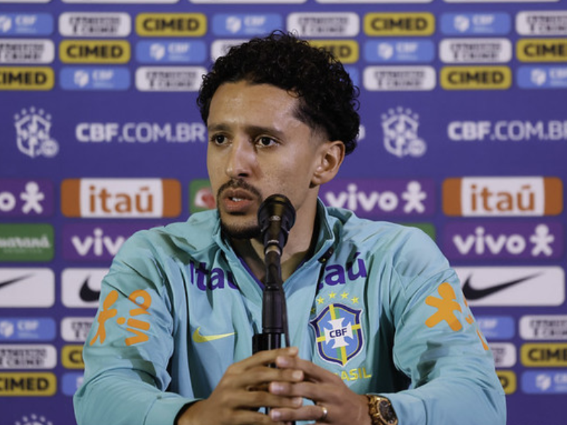 Marquinhos com uniforme da seleção, expressão de frustração, túnel de acesso.