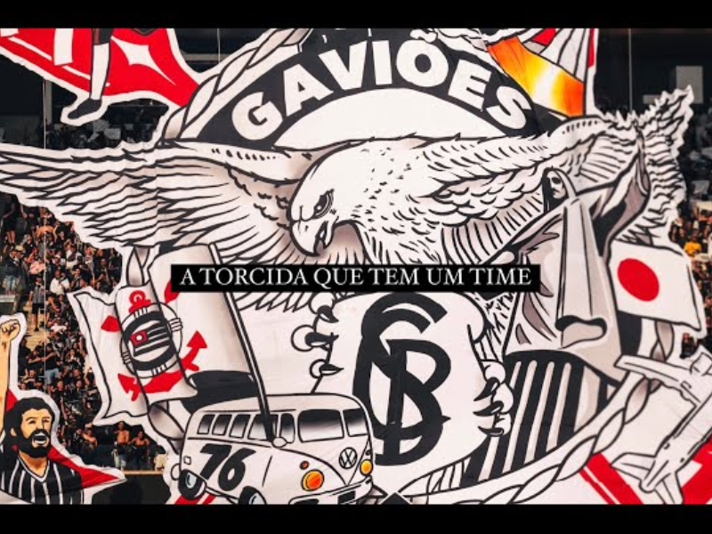 Torcida Gaviões da Fiel em frente à Neo Química Arena demonstrando apoio.