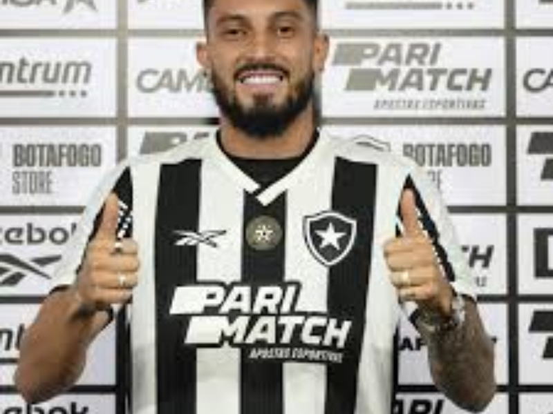 Alex Telles cumprimentando Renato Paiva no centro de treinamento do Botafogo.
