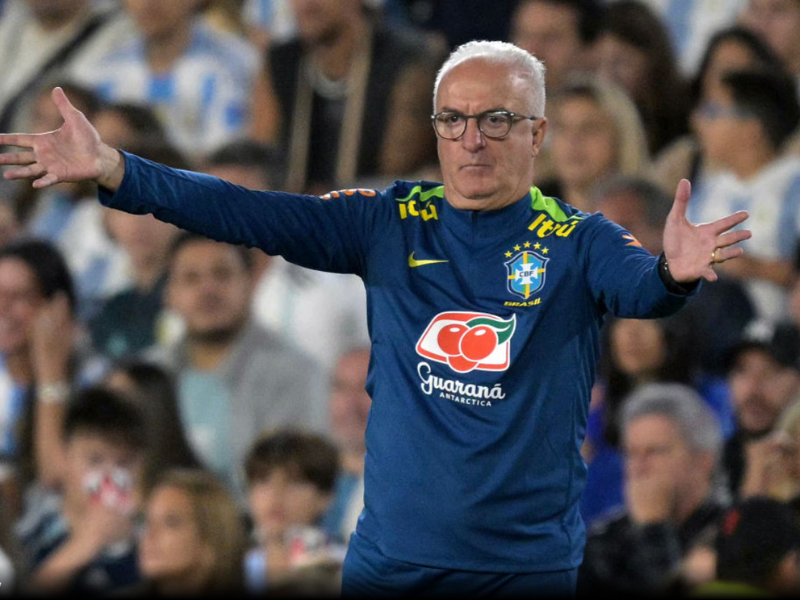 Dorival Júnior com expressão de preocupação em entrevista coletiva.