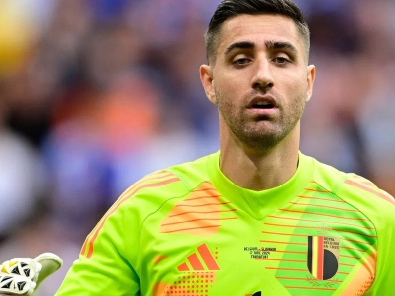 Foto de Simon Mignolet com semblante sério anunciando sua aposentadoria da seleção belga.