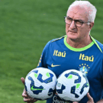 João Pedro, atacante da Seleção, em treino sob o sol do Rio de Janeiro.