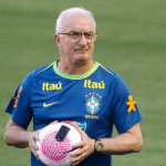 Jogador João Pedro focado durante treino da Seleção Brasileira.