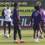 Luis de la Fuente observando treino da seleção espanhola com jogadores em ação.