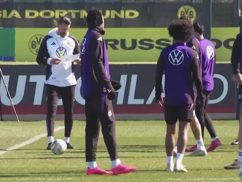 Luis de la Fuente observando treino da seleção espanhola com jogadores em ação.