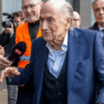 Joseph Blatter e Michel Platini reagem à absolvição em frente ao tribunal suíço.