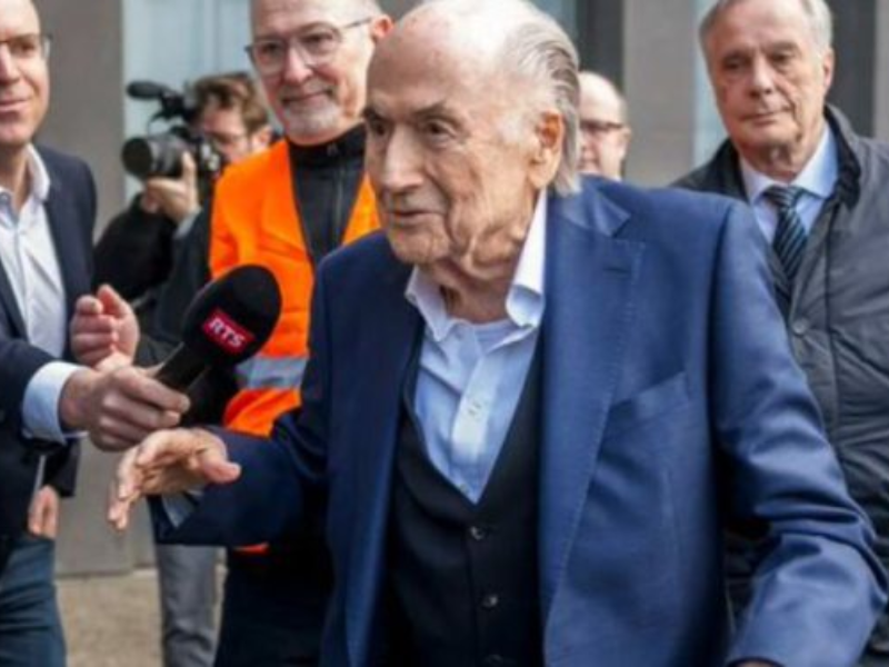 Joseph Blatter e Michel Platini reagem à absolvição em frente ao tribunal suíço.