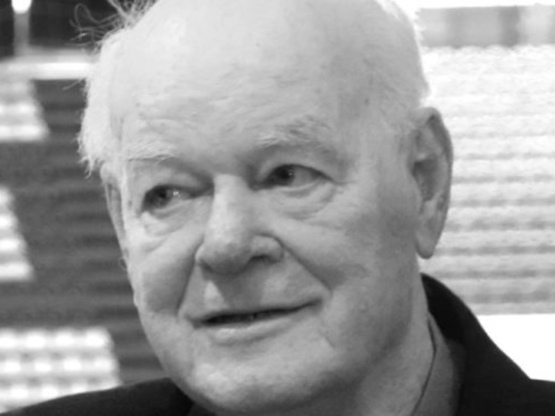 Vlamir Marques driblando a bola durante um jogo de basquete.