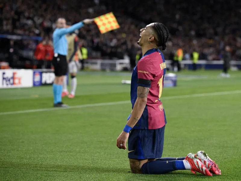 Raphinha desapontado no banco de reservas durante partida do Barcelona.