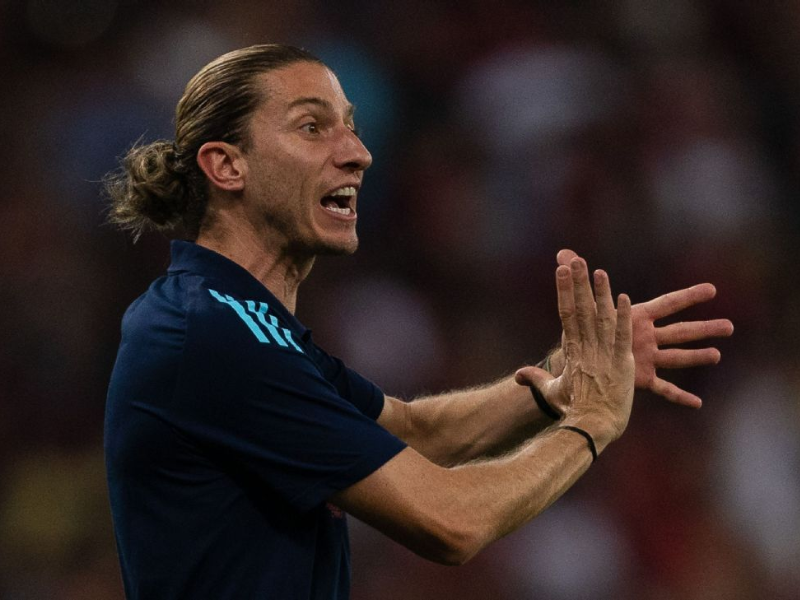 Filipe Luís gesticulando durante discussão com o árbitro em jogo do Flamengo.