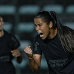 Jogadora do Corinthians comemorando gol em partida do Brasileirão Feminino contra o Real Brasília.