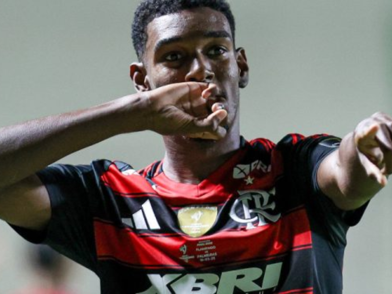 Goleiro do Flamengo defendendo pênalti decisivo na final da Libertadores Sub-20 contra o Palmeiras.