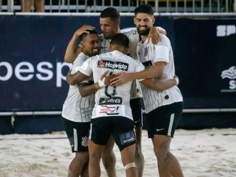 Jogador do Corinthians domina a bola em partida de beach soccer.