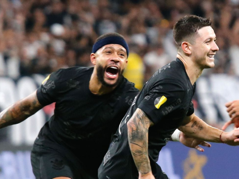 Rodrigo Garro comemora gol decisivo pelo Corinthians contra o Santos no Campeonato Paulista.