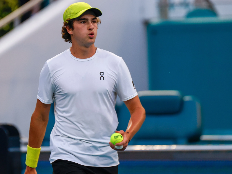 João Fonseca comemora vitória em partida de tênis em Roland Garros.