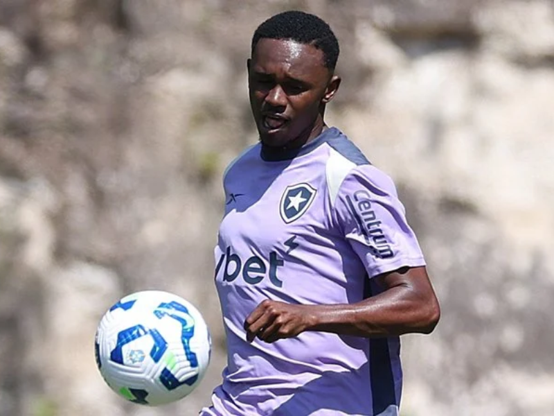 Jeffinho, cabisbaixo no banco, expressa a frustração de uma lesão adiando seu retorno ao Botafogo.