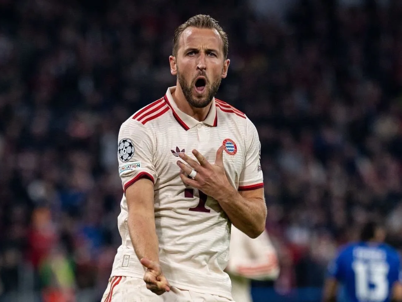 Harry Kane comemora gol pela seleção da Inglaterra em estádio lotado.