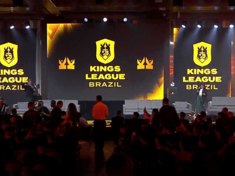 Arena futurista com jogo intenso da Kings League, torcida vibrante e elementos holográficos.