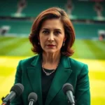 Leila Pereira, presidente do Palmeiras, em entrevista com expressão focada.