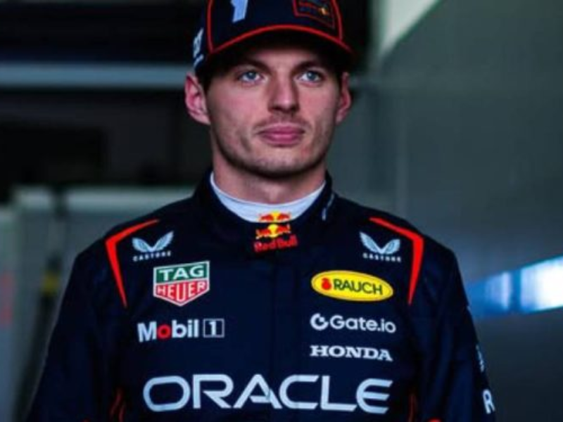 Zak Brown durante entrevista sobre o futuro de Verstappen na F1.