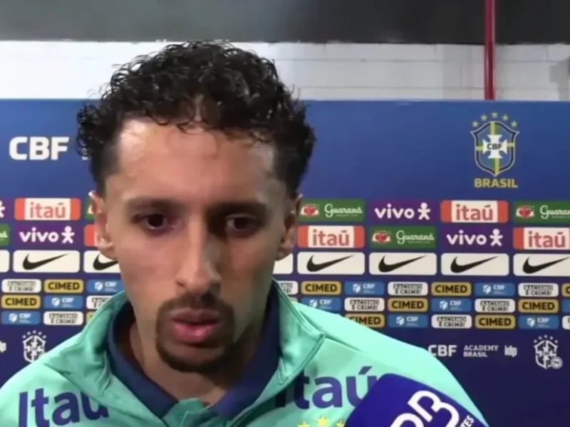 Marquinhos, zagueiro da seleção brasileira, em entrevista coletiva após jogo, com uniforme da seleção.