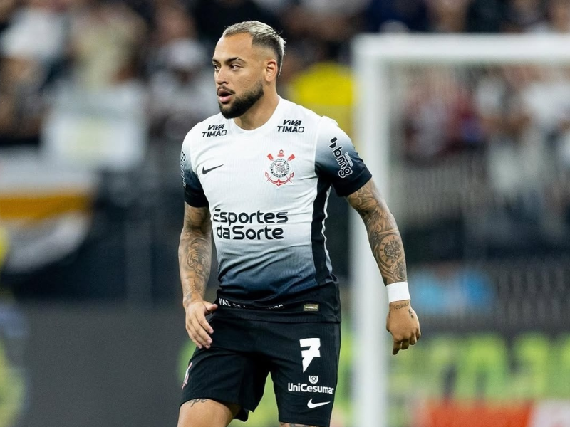 Maycon do Corinthians comemora gol com punhos cerrados e sorriso, após período de recuperação.