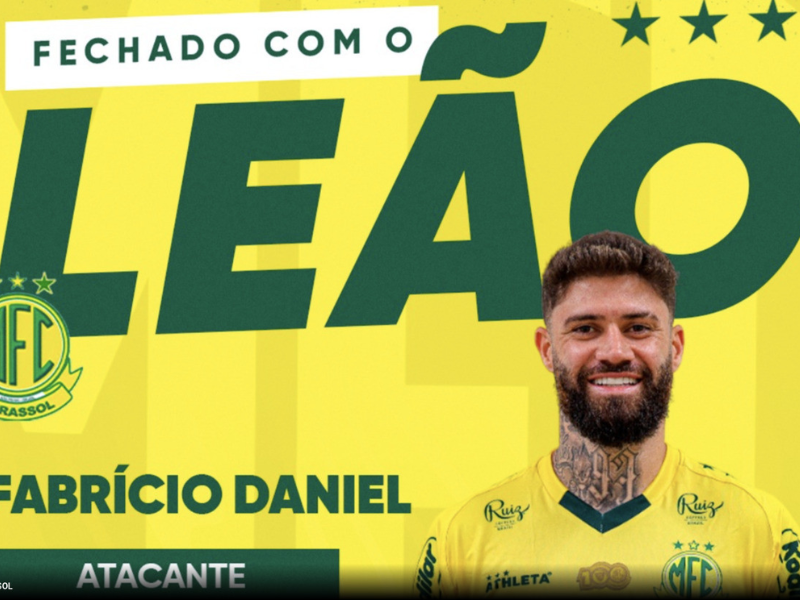 Dellatorre sorrindo e acenando para a torcida do Mirassol em estádio de futebol.