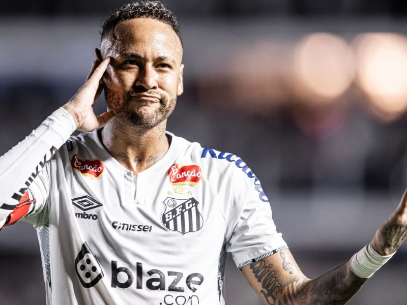 Neymar sentado no banco de reservas durante jogo do Santos contra o Corinthians em 2012.