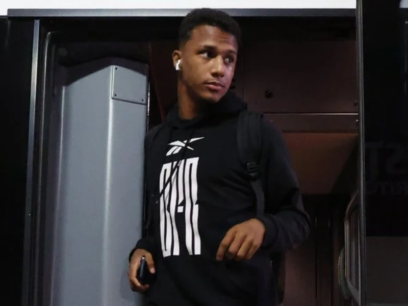 Fabiano, zagueiro do Dnipro-1, em jogo com detalhes ultrarrealistas.