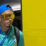Raphinha, jogador da Seleção Brasileira, usando óculos Gucci.