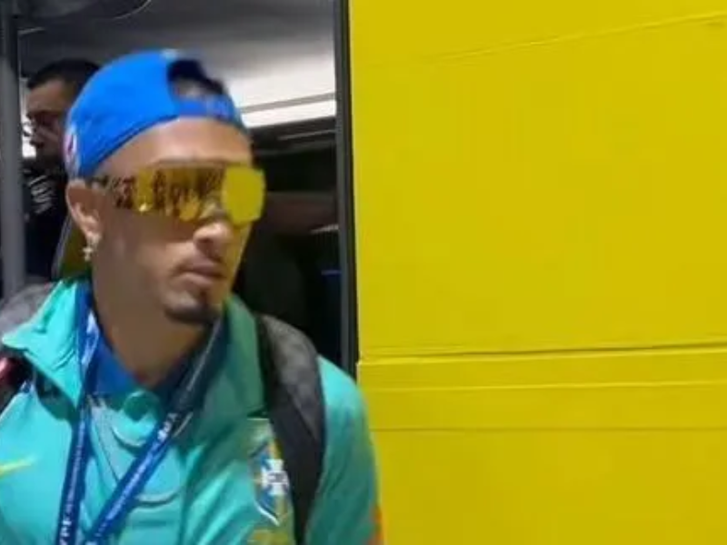 Raphinha, jogador da Seleção Brasileira, usando óculos Gucci.