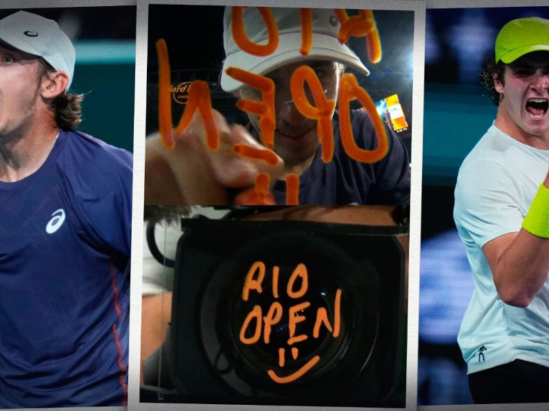 João Fonseca em ação no Miami Open, com torcida brasileira vibrante ao fundo.