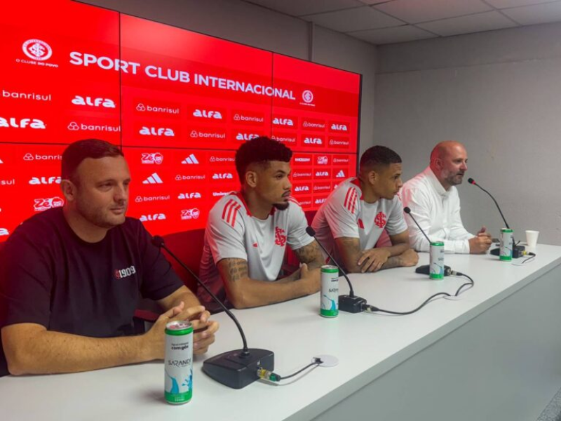 Goleiro Diego Rosa no chão após falha durante partida de futebol internacional.