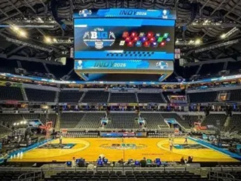 Luka Doncic driblando a bola em jogo da NBA contra os Indiana Pacers.