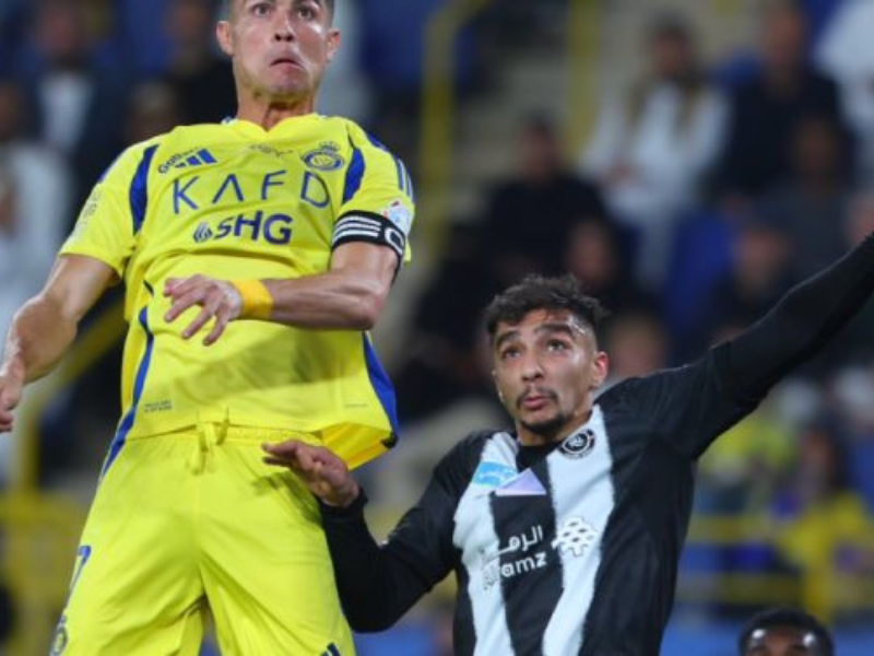 Cristiano Ronaldo comemora gol pelo Al-Nassr em partida da Liga Saudita.