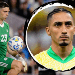 Imagem de Dibu Martínez encarando Raphinha em campo durante jogo entre Argentina e Brasil.