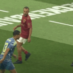 Fotografia de Rafinha sentado no gramado do Couto Pereira, com expressão reflexiva.