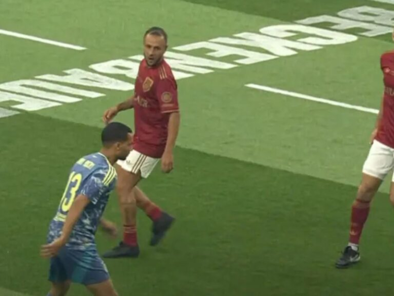 Fotografia de Rafinha sentado no gramado do Couto Pereira, com expressão reflexiva.