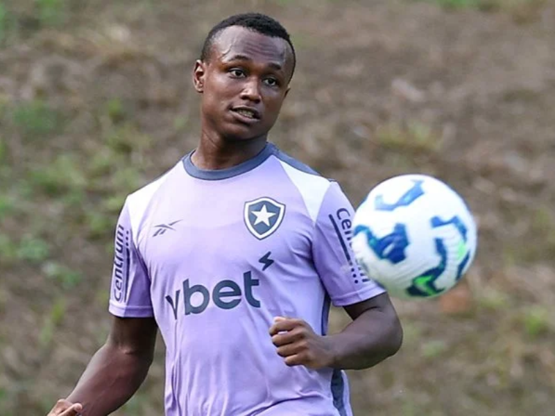 Nathan Fernandes, novo reforço do Botafogo, vestindo a camisa do clube.