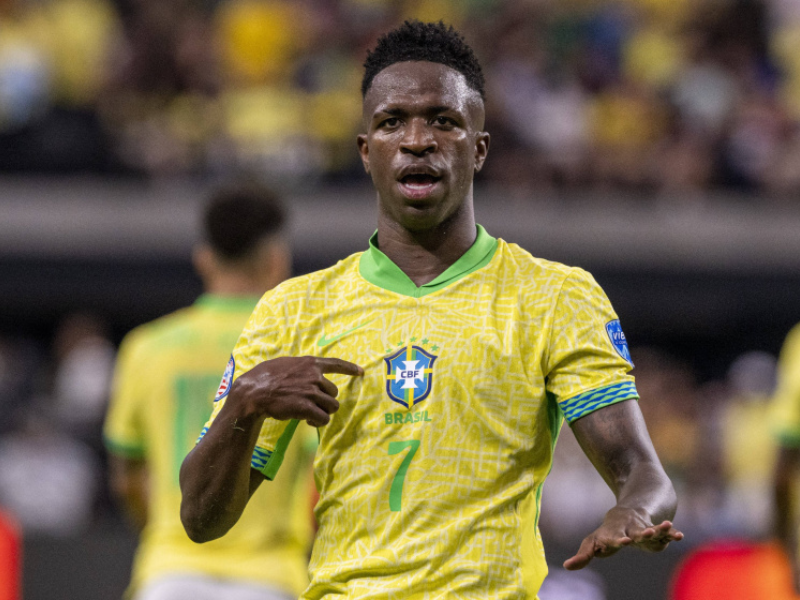 Jogadores da Seleção Brasileira comemorando em campo com confetes e a torcida ao fundo, simbolizando o sucesso e valorização do time.