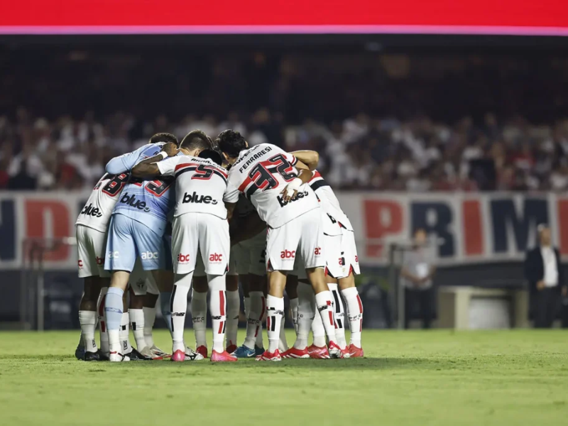 Jogadores do São Paulo alinhados e concentrados antes do clássico contra o Palmeiras.