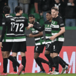 Viktor Gyökeres radiante celebrando um gol com a torcida do Sporting CP.