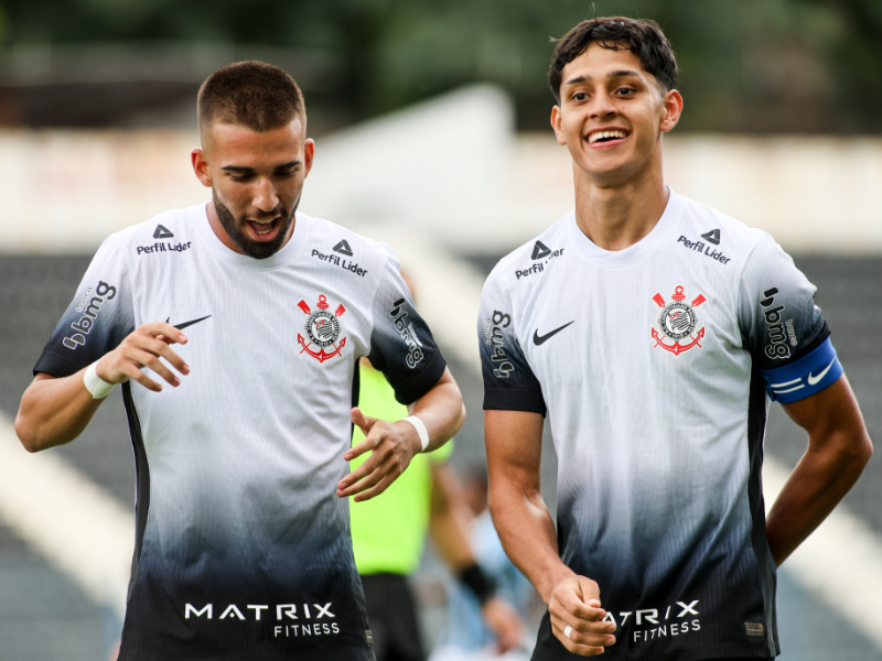 Jogadores do Corinthians Sub-20 treinando chute ao gol em campo ensolarado.
