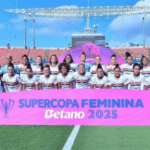 Goleira Carlinha do São Paulo comemora vitória na Supercopa Feminina 2024.