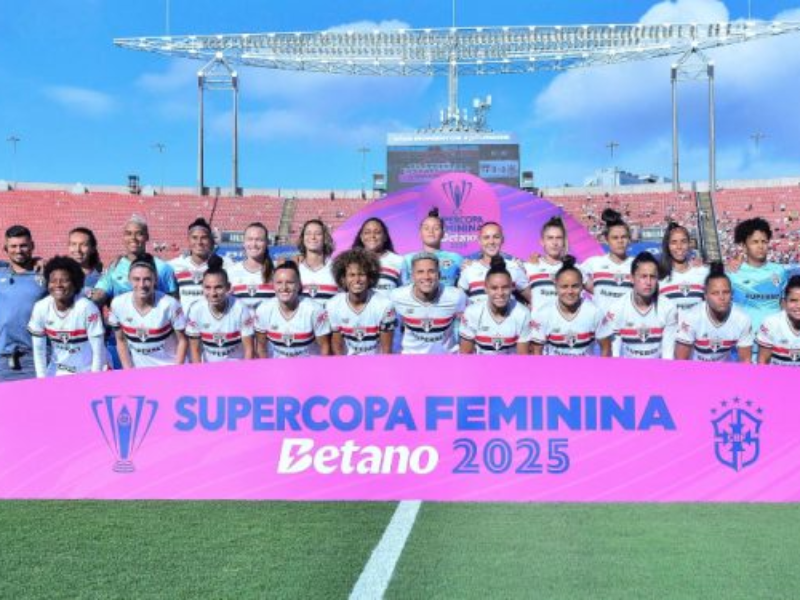 Goleira Carlinha do São Paulo comemora vitória na Supercopa Feminina 2024.